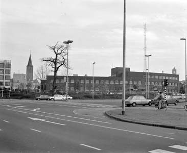 880196 Gezicht op het Hoofdbureau van Politie (Paardenveld 1) te Utrecht, van bij de rotonde bij de ...
